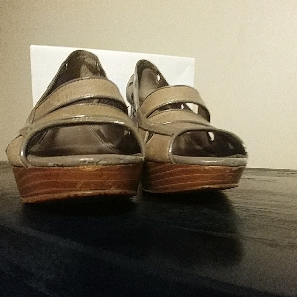 🔥CALVIN KLEIN🔥OLIVE PATENT HEELS - Picture 3 of 7